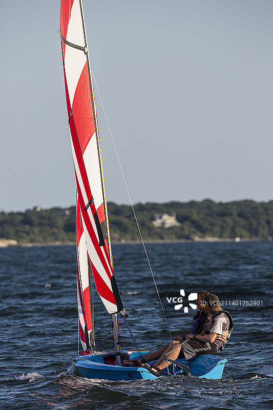 孩子们在纳拉甘西特湾航行图片素材
