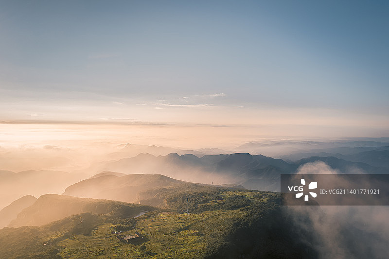 航拍河南省洛阳市新安县黛眉山景区日出云海翻腾图片素材