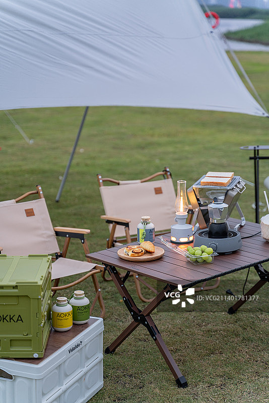 人物户外露营图片素材