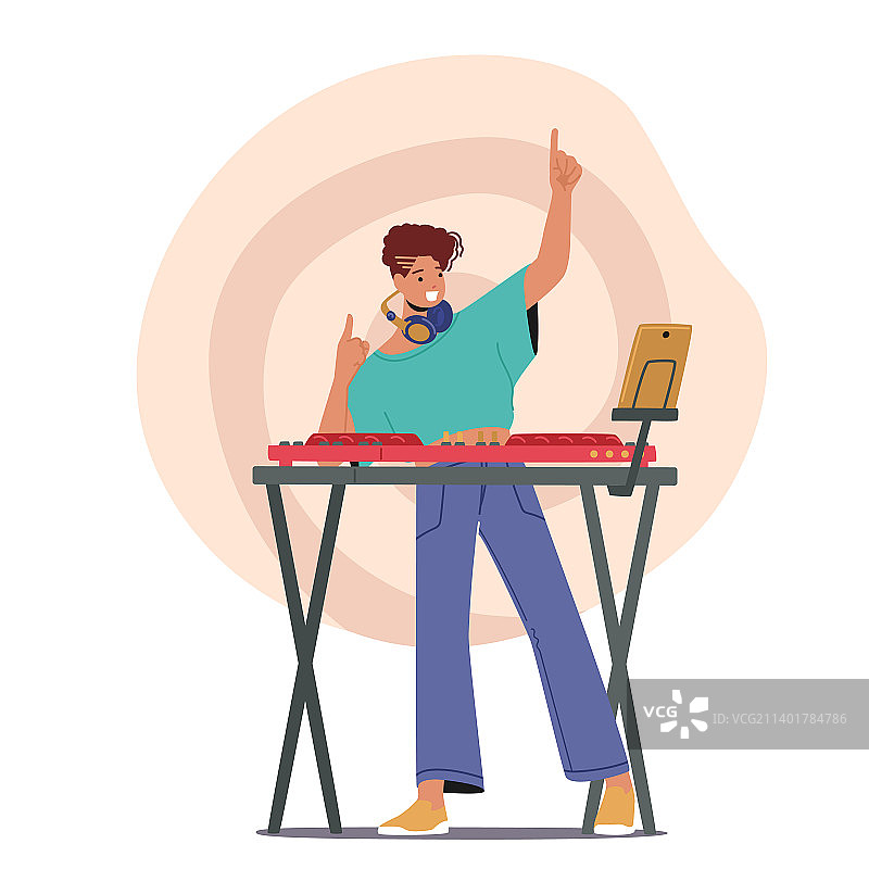 快乐的年轻女孩在MIDI上制作混音音乐图片素材