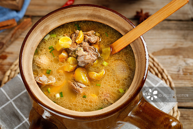瓦罐里的板栗鸡汤图片素材