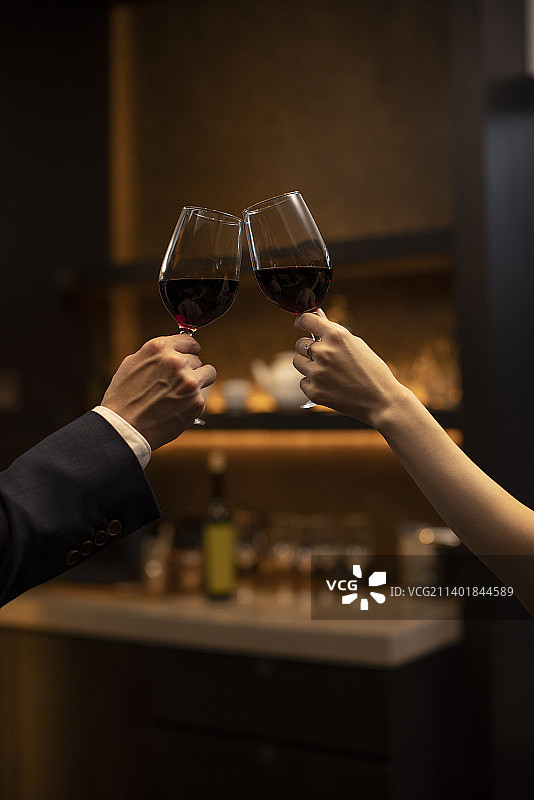 情侣举杯庆祝图片素材