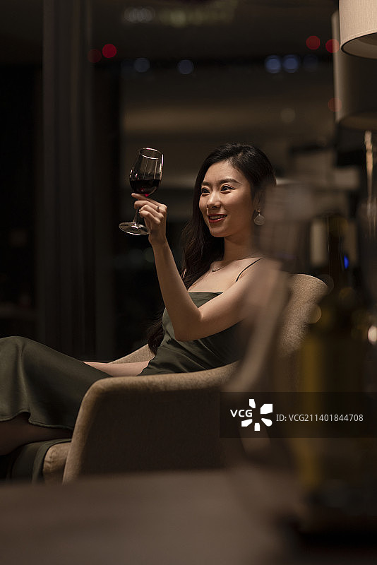 年轻美女喝红酒图片素材