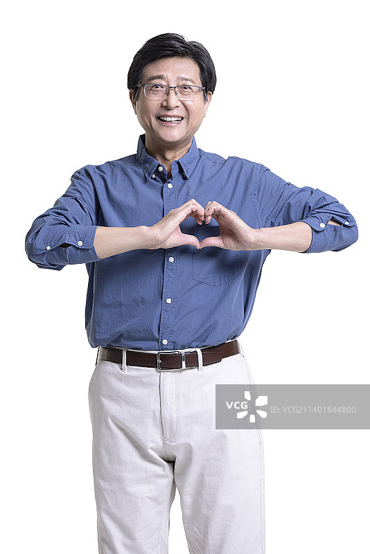 快乐的老年人做心型手势图片素材