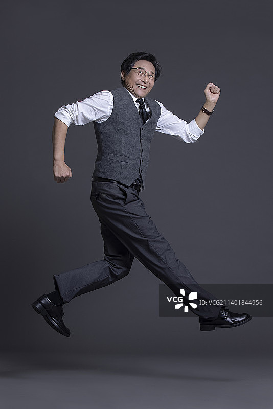 开心的商务男士跳跃图片素材