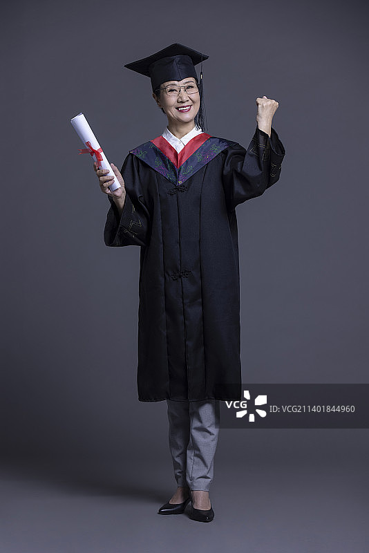 老年大学生毕业图片素材