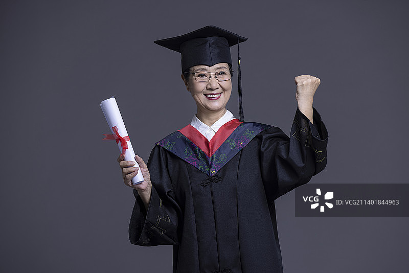 老年大学生毕业图片素材