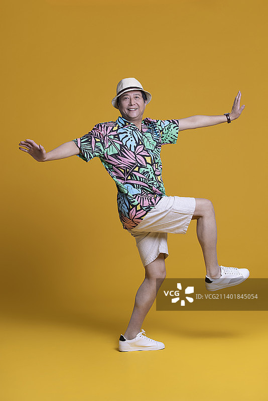 快乐的老年男子跳舞图片素材