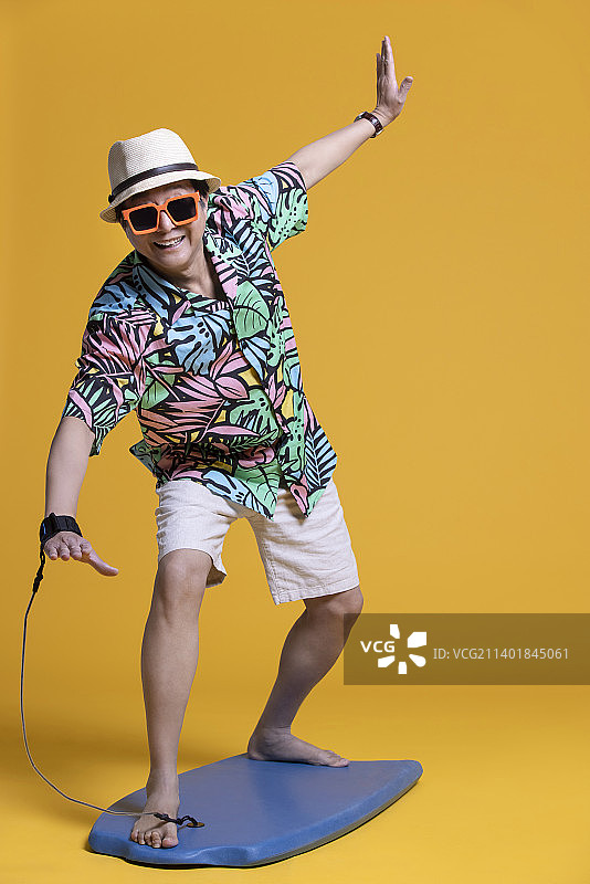 快乐的老年男子冲浪图片素材