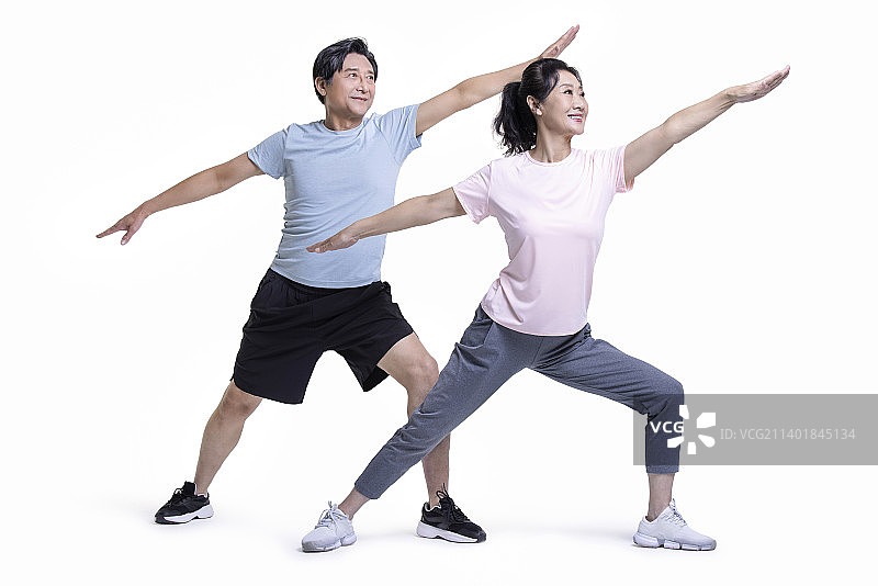 快乐的老年夫妇锻炼身体图片素材