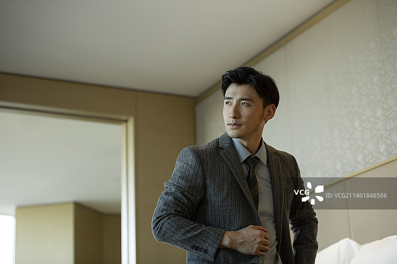 商务男子在酒店房间肖像图片素材