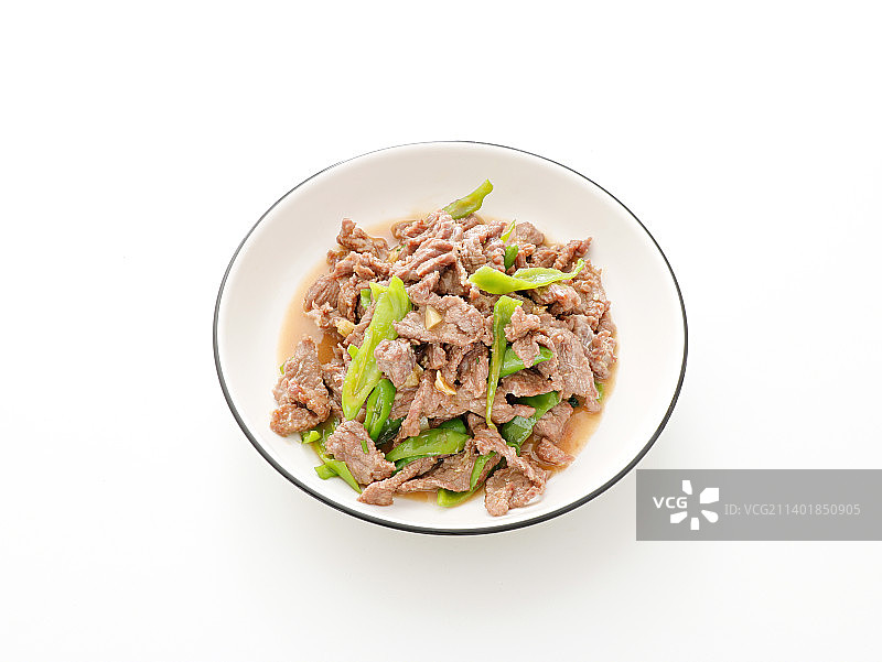 白色背景上的一盘中餐菜肴辣椒炒牛肉图片素材