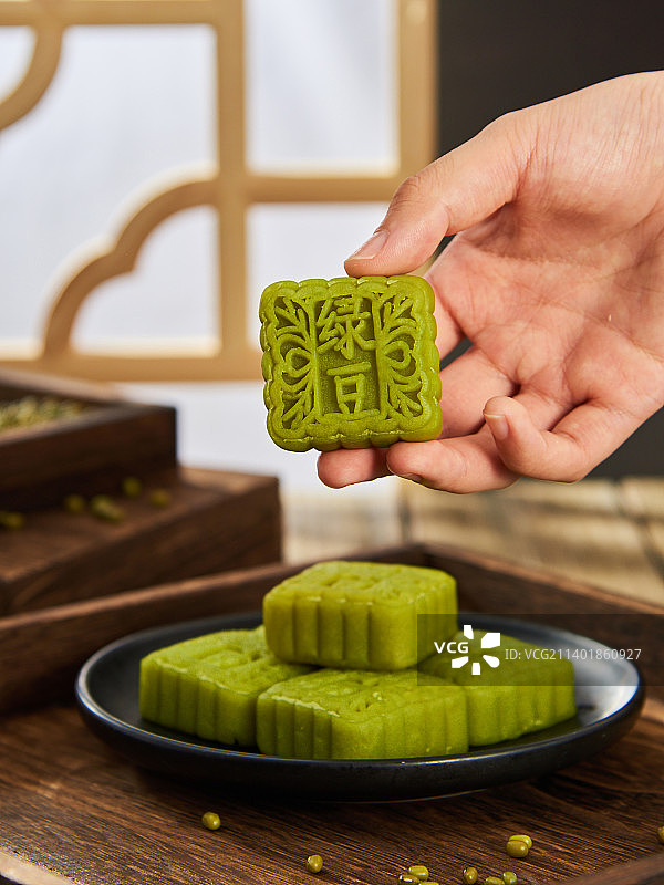 手拿绿豆糕图片素材