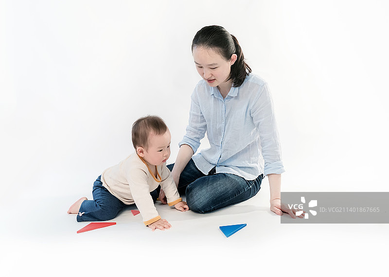 妈妈和宝宝一起做游戏图片素材