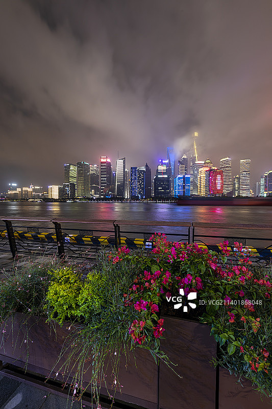 上海市黄浦区白外套电视塔夜色迷人图片素材