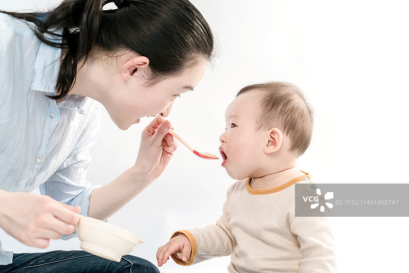妈妈喂宝宝吃饭图片素材