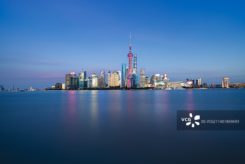 上海外滩陆家嘴建筑群天际线和黄浦江夜景全景图片素材