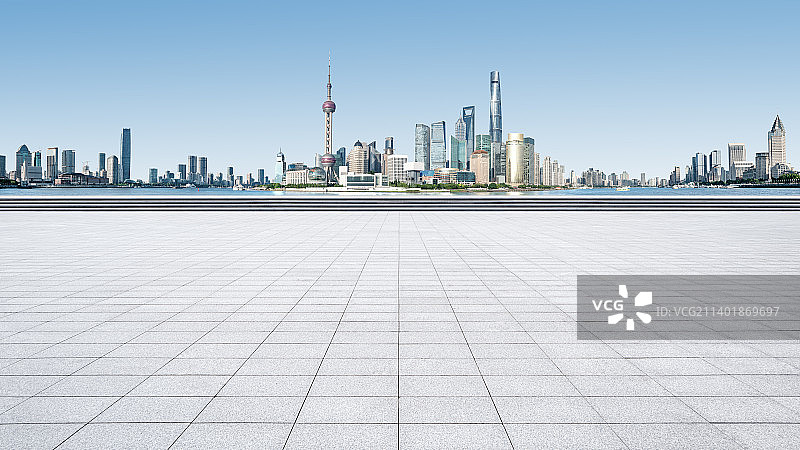 上海外滩陆家嘴建筑群天际线全景，空旷的大理石广场图片素材