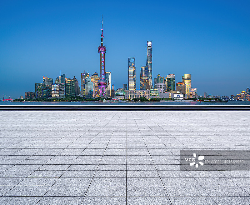 上海外滩陆家嘴建筑群天际线和黄浦江夜景全景图片素材