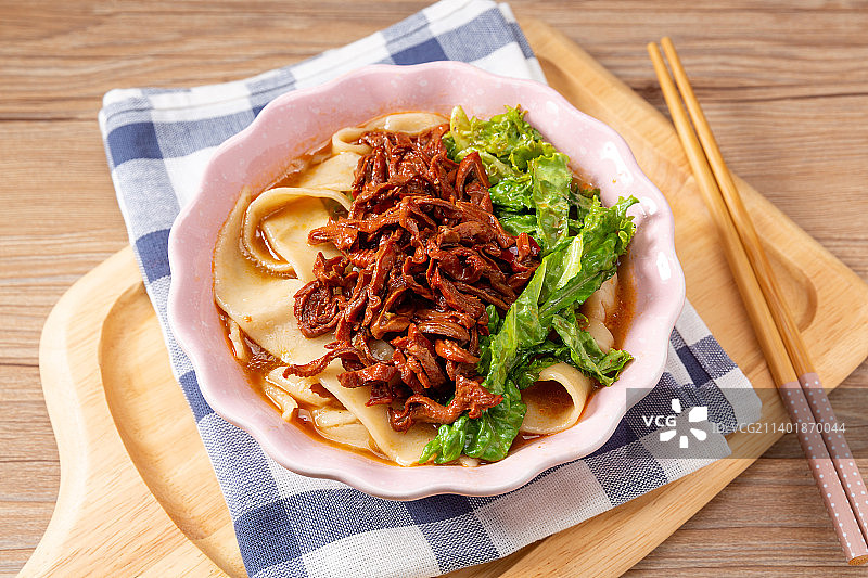 张家口风味小吃：牛杂宽板面图片素材