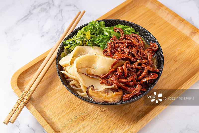 张家口风味小吃：牛杂宽板面图片素材