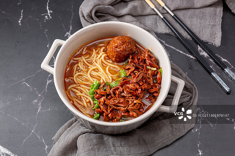 张家口风味小吃：牛杂细板面图片素材