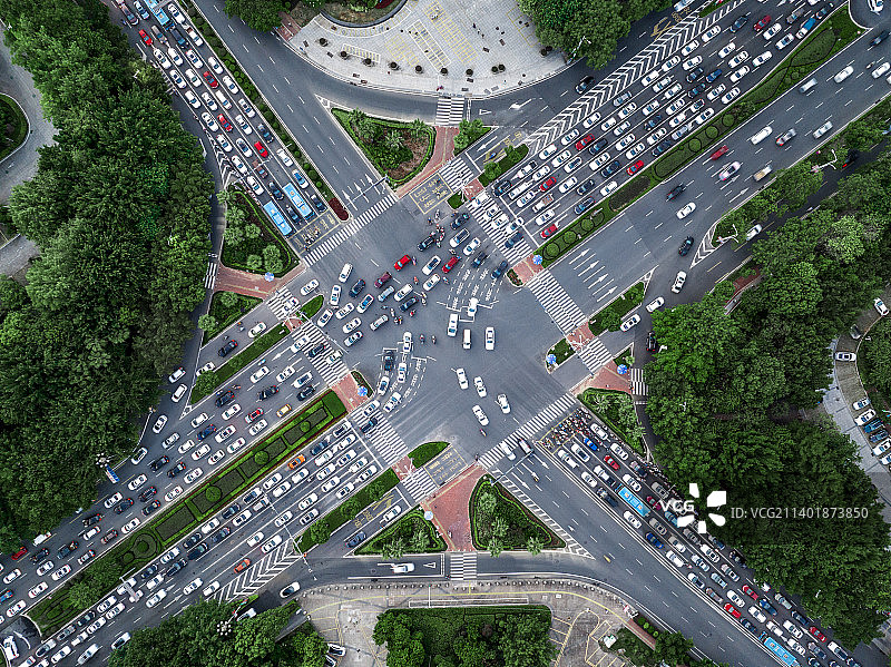 高峰期的十字路口图片素材