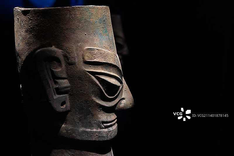 三星堆博物馆的铜制面具图片素材