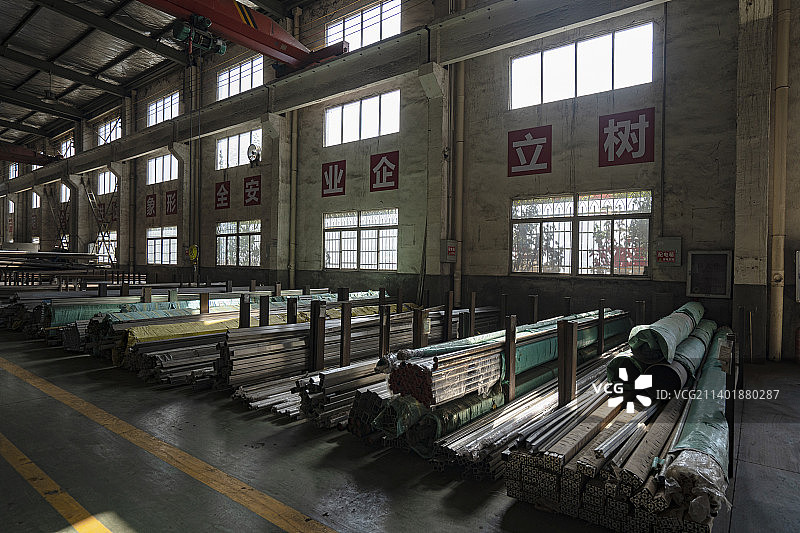 老旧工厂车间里的钢铁配件材料图片素材