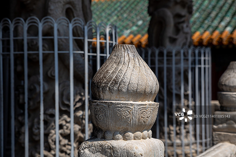 山东济宁曲阜孔庙大成殿：须弥座上的石柱图片素材