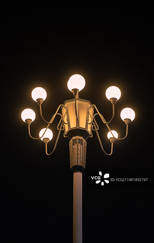 夜幕下的路灯图片素材