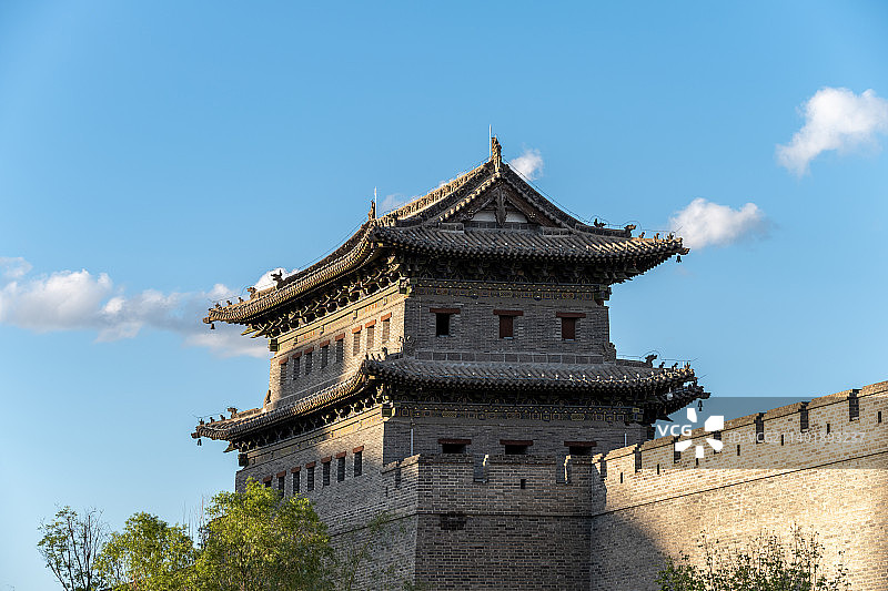 蓝天白云下的大同古城城楼图片素材
