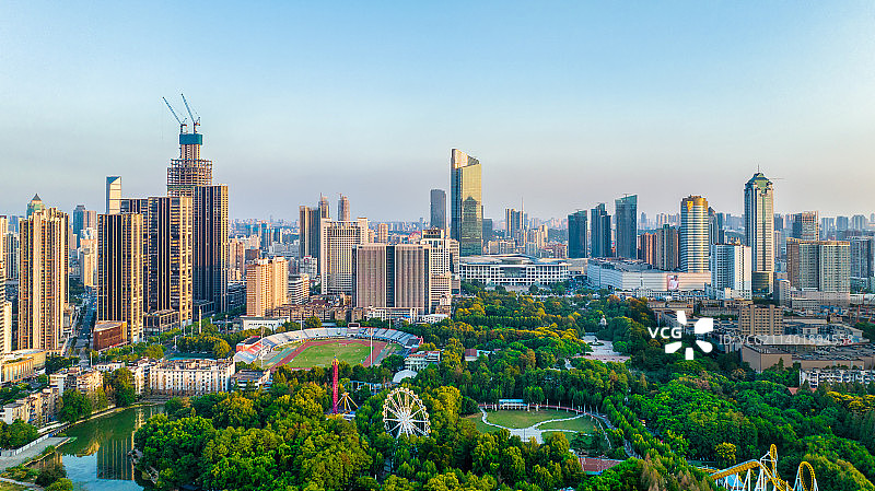 武汉汉口中山公园与武汉恒隆广场图片素材