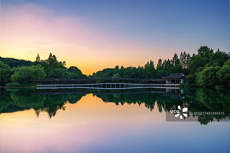 浴鹕湾图片素材