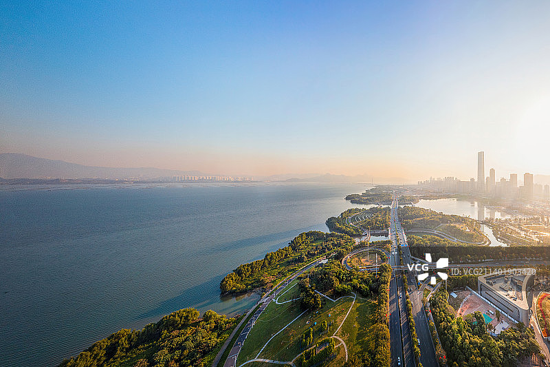 广东省深圳市南山区滨海大道和深圳湾公园图片素材