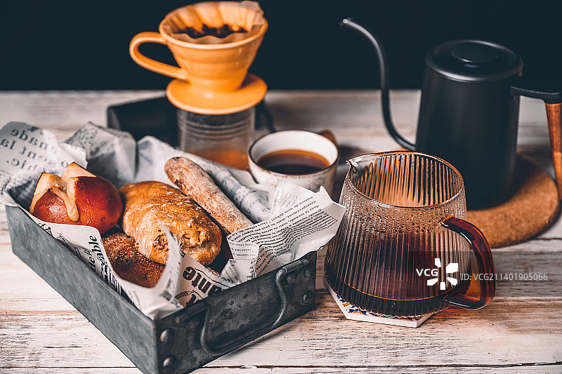 咖啡店内的手冲咖啡与西式甜点图片素材