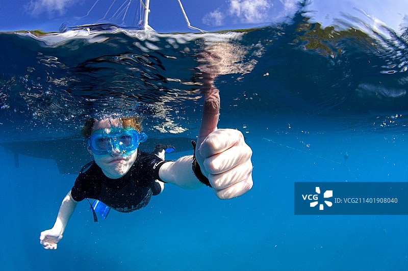 浮潜并竖起大拇指的男孩图片素材