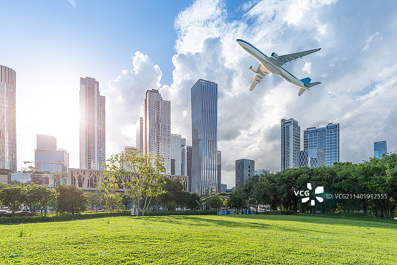 深圳湾城市天际线和航空飞机出行旅游概念图片素材