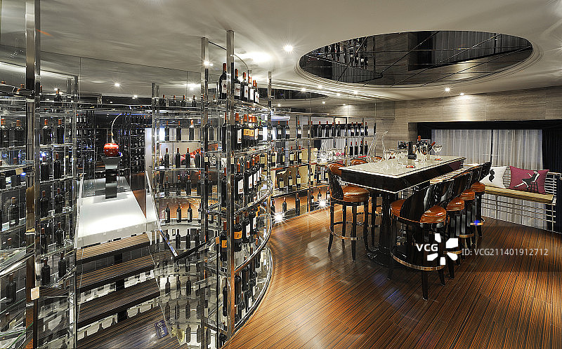 品尝不同酒,感受人生品味图片素材