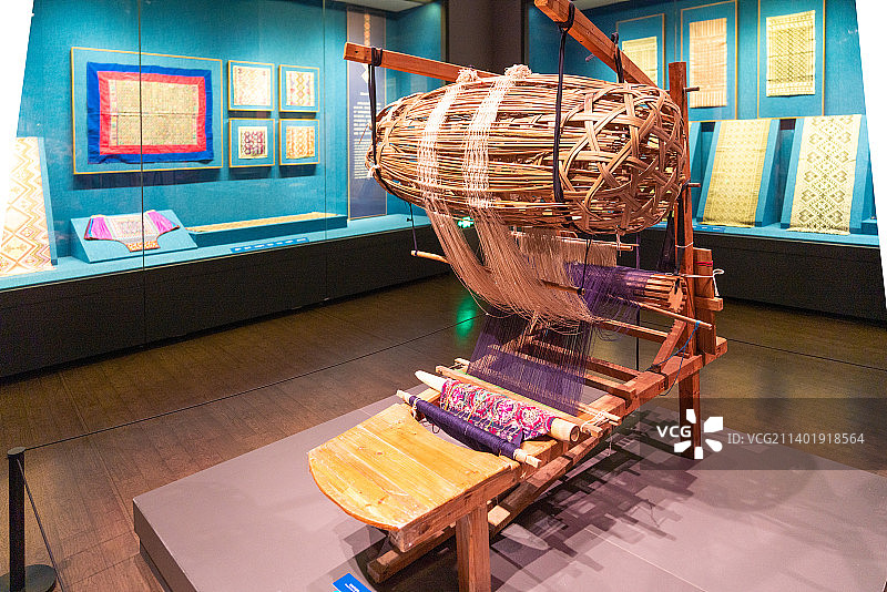 广西民族博物馆展品织布机与民族衣物图片素材