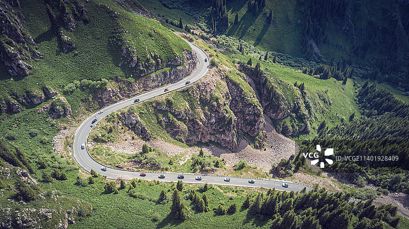 独库公路上行驶的车队图片素材