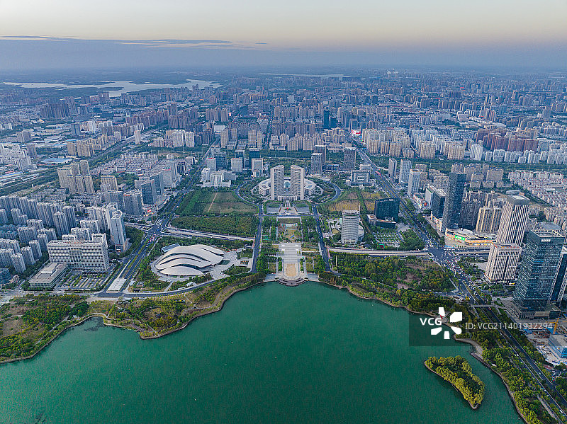 合肥天鹅湖政务服务中心绿轴公园城市风光日落图片素材