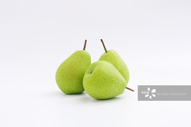 白色背景上的新鲜香酥梨图片素材