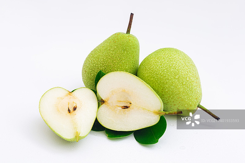 白色背景上的新鲜香酥梨图片素材