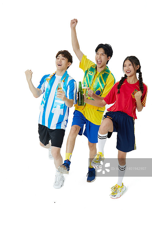 一起看足球比赛的年轻男女图片素材