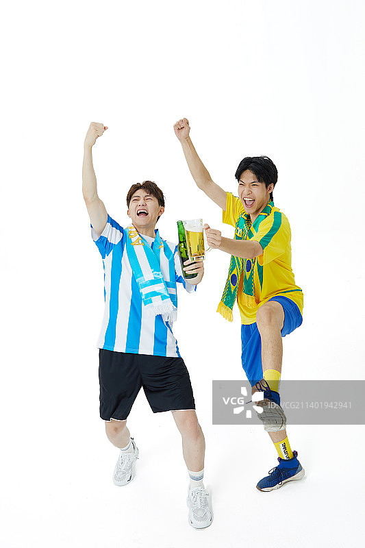 一起看足球比赛的年轻男女图片素材