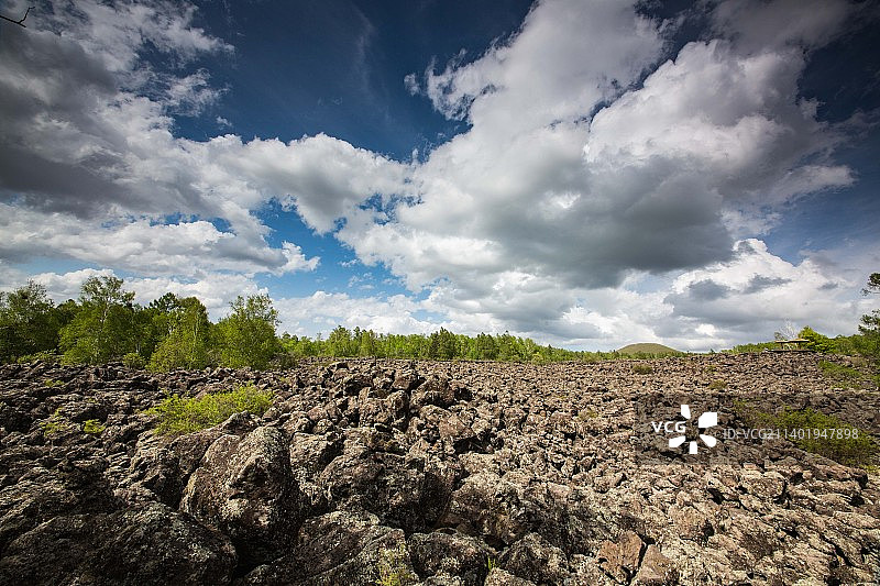 龙门石寨,著名景点,自然美,旅行,旅游,旅游目的地,植物,风景,景观,石头,五大连池,景区,火山,喷发,龙门山,雄伟,壮观,石块,石寨,地质公园,历史,古老,开阔,传统文化,中国文化,多云,中国,黑龙江,黑河,图像,户外,风光,无人图片素材