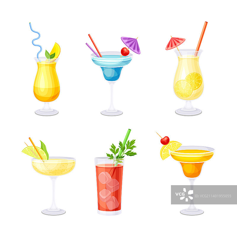 玻璃杯中明亮的鸡尾酒与吸管柑橘图片素材