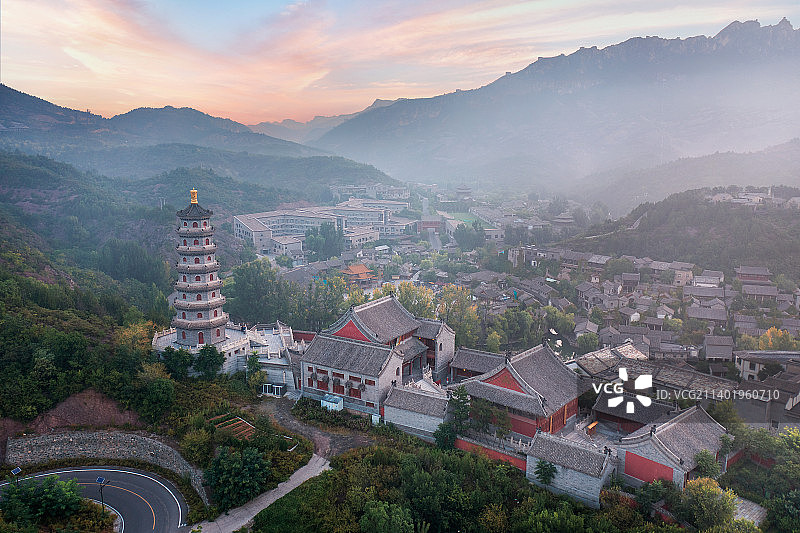入秋晨曦中的北京市密云区古北水镇圆通塔院图片素材