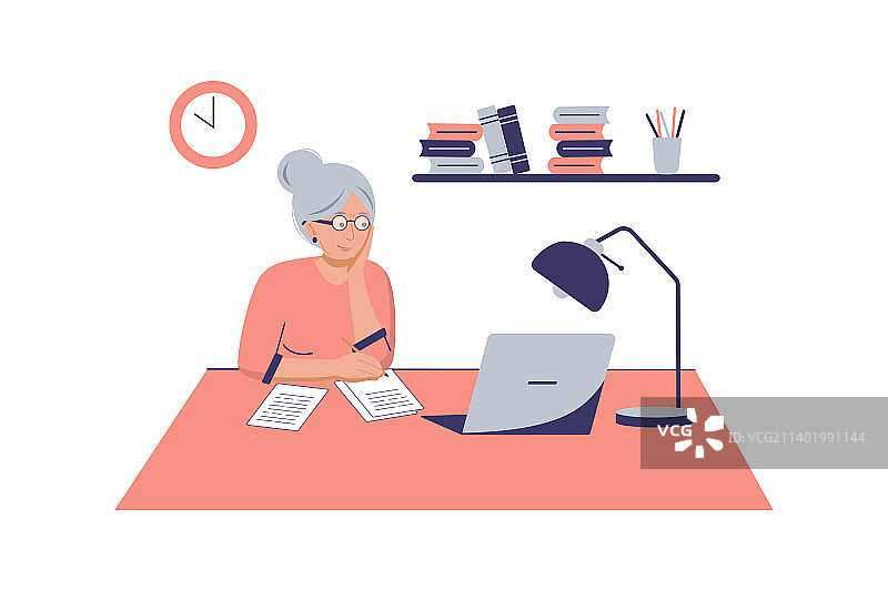 可爱的老妇人在家使用笔记本电脑工作图片素材